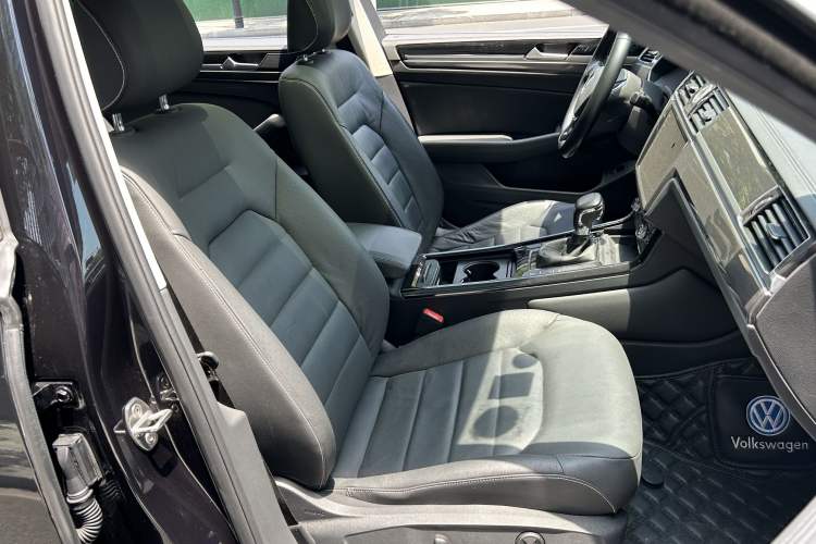 Used Volkswagen Phideon 2019 380TSI Two-Wheel Drive Business Edition China VI Standard Right Front Seat