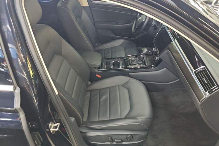 Used Volkswagen Phideon 2019 380TSI Two-Wheel Drive Business Edition China VI Standard Right Front Seat