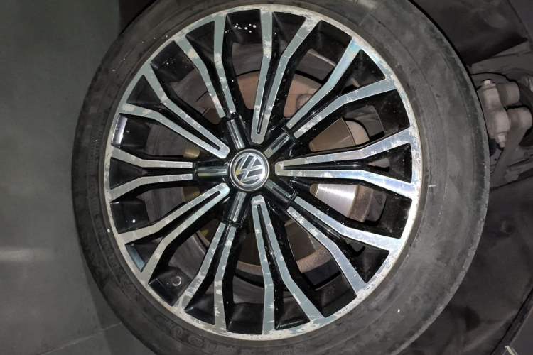 Used Volkswagen Phideon 2019 380TSI Two-Wheel Drive Business Edition China V Standard Right Front Wheel Hub
