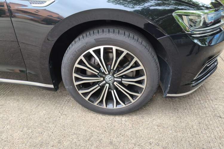 Used Volkswagen Phideon 2019 380TSI Two-Wheel Drive Business Edition China VI Standard Right Front Wheel Hub