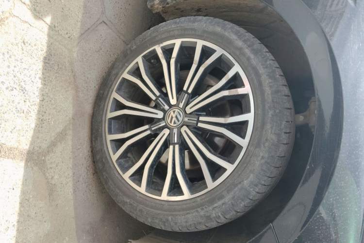 Used Volkswagen Phideon 2019 380TSI Two-Wheel Drive Business Edition China VI Standard Right Front Wheel Hub