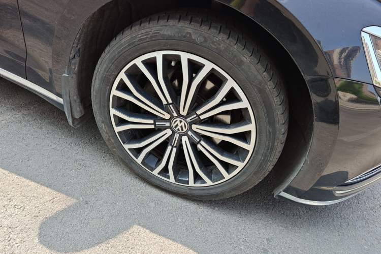 Used Volkswagen Phideon 2019 380TSI Two-Wheel Drive Luxury Edition China VI Standard Right Front Wheel Hub