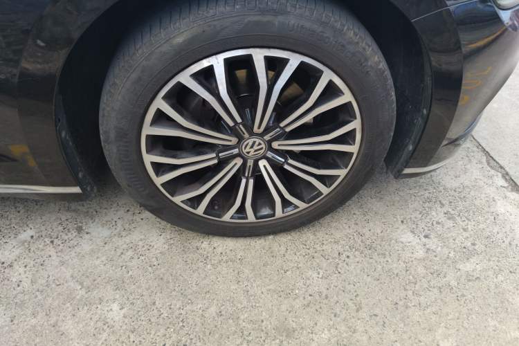 Used Volkswagen Phideon 2019 380TSI Two-Wheel Drive Business Edition China V Standard Right Front Wheel Hub