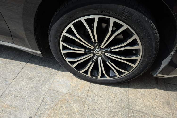 Used Volkswagen Phideon 2019 380TSI Two-Wheel Drive Business Edition China VI Standard Right Front Wheel Hub