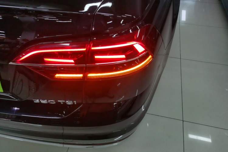 Used Volkswagen Phideon 2019 380TSI Two-Wheel Drive Business Edition China VI Standard Right Rear Taillight