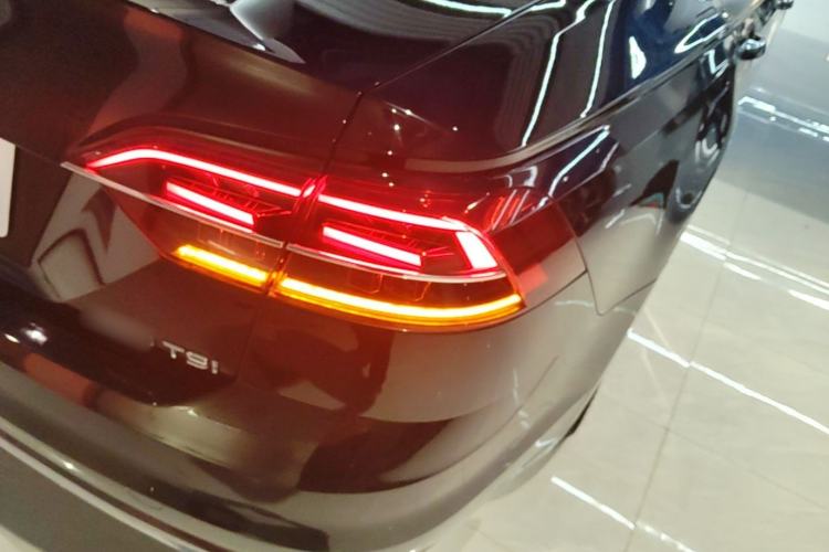 Used Volkswagen Phideon 2019 380TSI Two-Wheel Drive Business Edition China VI Standard Right Rear Taillight