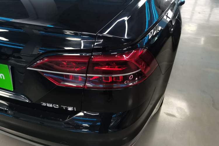 Used Volkswagen Phideon 2019 380TSI Two-Wheel Drive Business Edition China VI Standard Right Rear Taillight