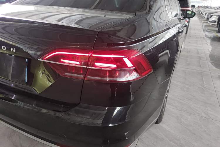 Used Volkswagen Phideon 2019 380TSI Two-Wheel Drive Business Edition China VI Standard Right Rear Taillight