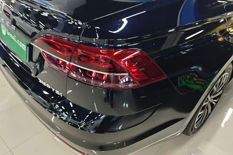 Used Volkswagen Phideon 2019 380TSI Two-Wheel Drive Business Edition China VI Standard Right Rear Taillight