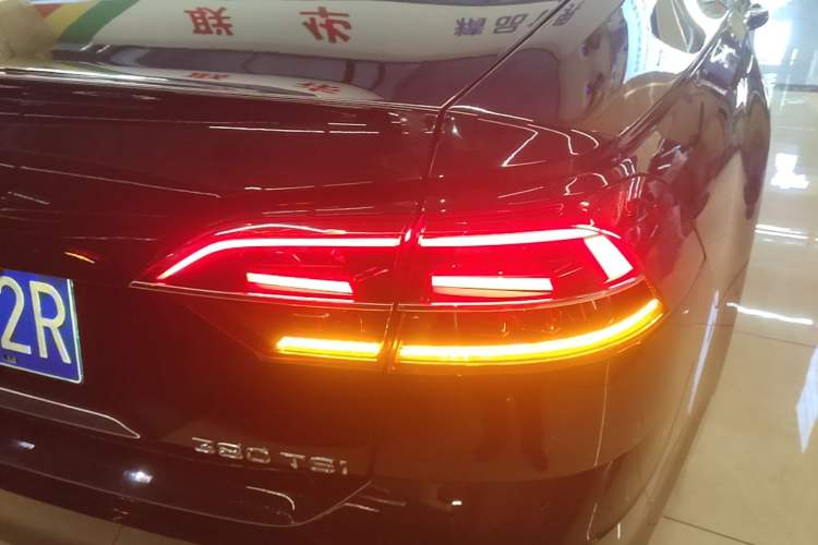 Used Volkswagen Phideon 2019 380TSI Two-Wheel Drive Business Edition China V Standard Right Rear Taillight