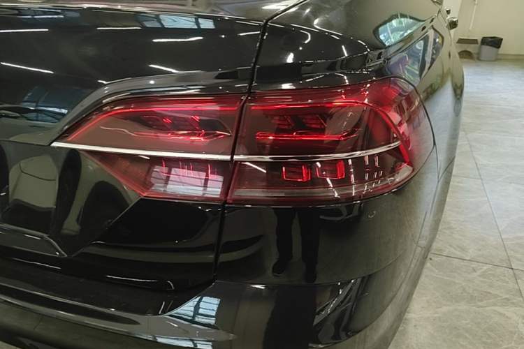 Used Volkswagen Phideon 2019 380TSI Two-Wheel Drive Business Edition China V Standard Right Rear Taillight