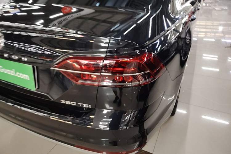 Used Volkswagen Phideon 2019 380TSI Two-Wheel Drive Business Edition China VI Standard Right Rear Taillight