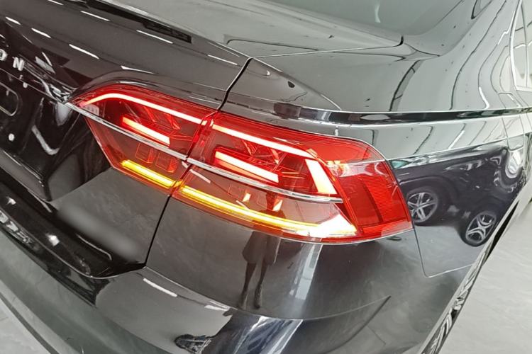 Used Volkswagen Phideon 2019 380TSI Two-Wheel Drive Business Edition China VI Standard Right Rear Taillight
