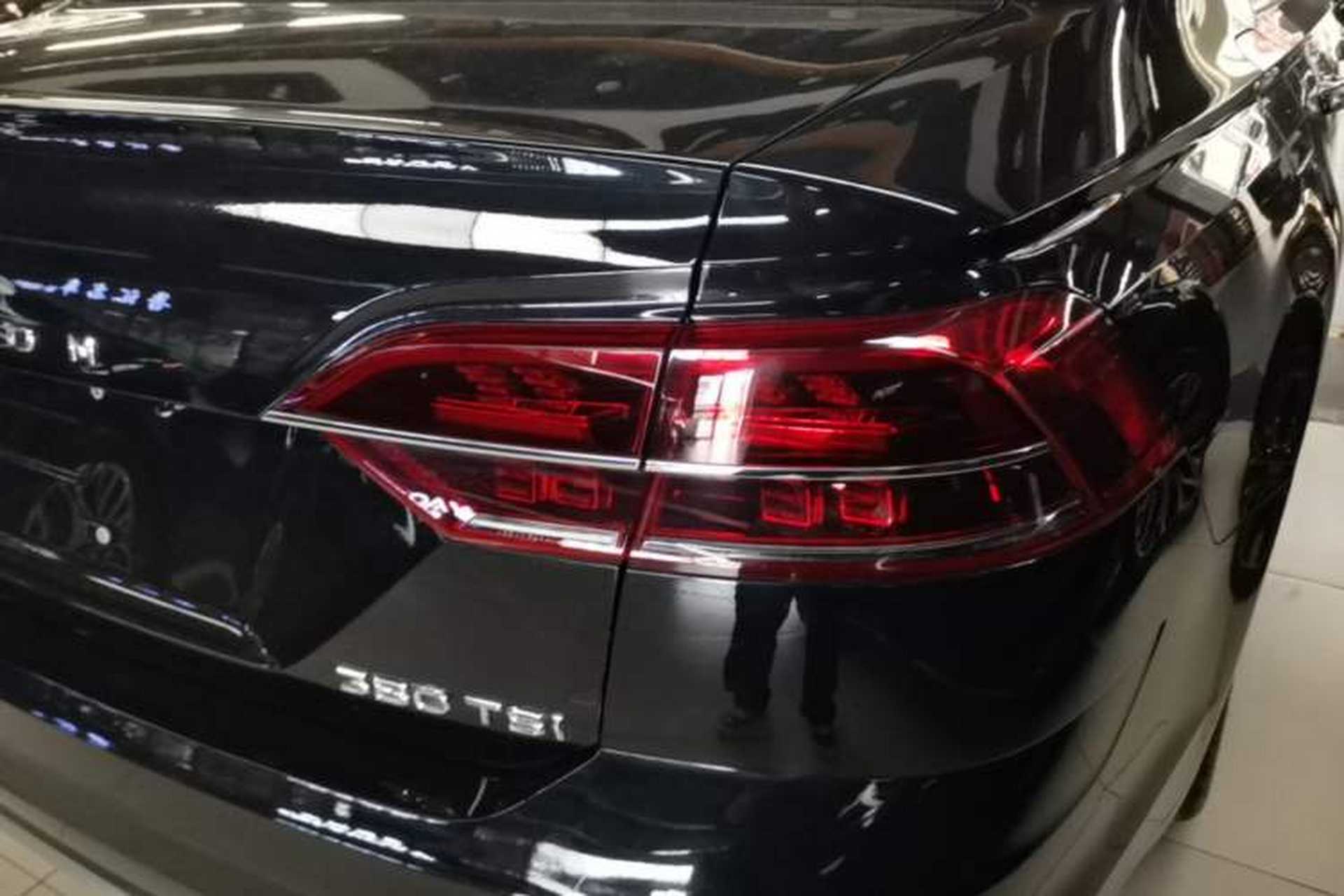Used Volkswagen Phideon 2019 380TSI Two-Wheel Drive Business Edition China VI Standard Right Rear Taillight
