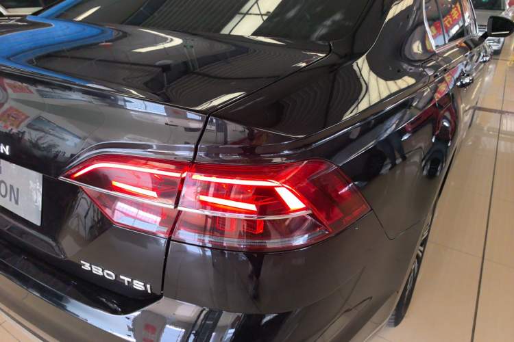 Used Volkswagen Phideon 2019 380TSI Two-Wheel Drive Business Edition China V Standard Right Rear Taillight