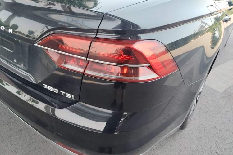 Used Volkswagen Phideon 2019 380TSI Two-Wheel Drive Business Edition China VI Standard Right Rear Taillight