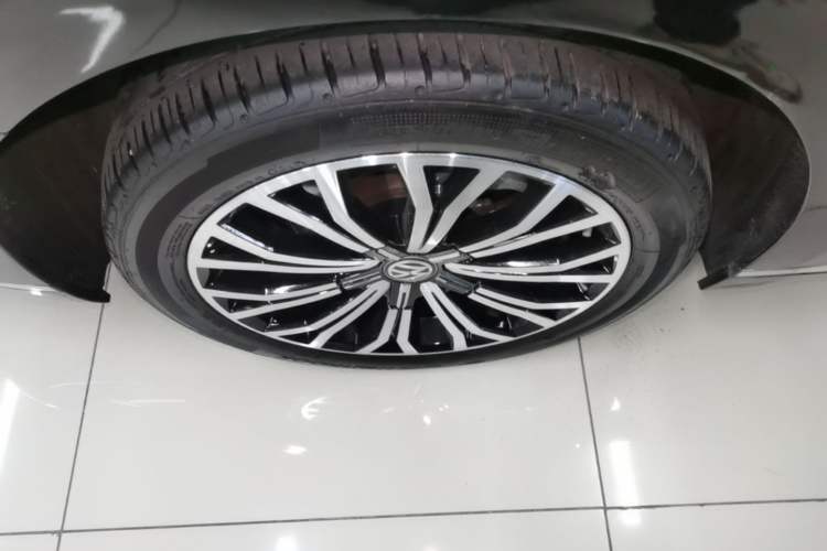 Used Volkswagen Phideon 2019 380TSI Two-Wheel Drive Business Edition China VI Standard Right Rear Wheel Hub