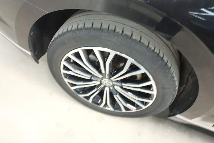 Used Volkswagen Phideon 2019 380TSI Two-Wheel Drive Business Edition China VI Standard Right Rear Wheel Hub
