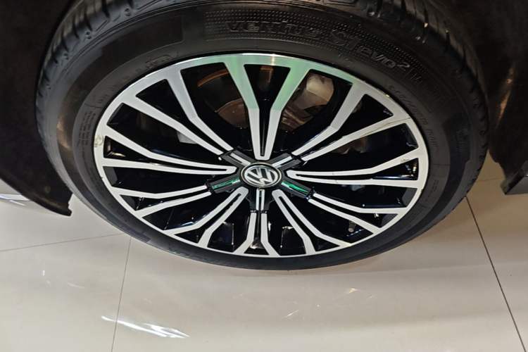 Used Volkswagen Phideon 2019 380TSI Two-Wheel Drive Business Edition China VI Standard Right Rear Wheel Hub