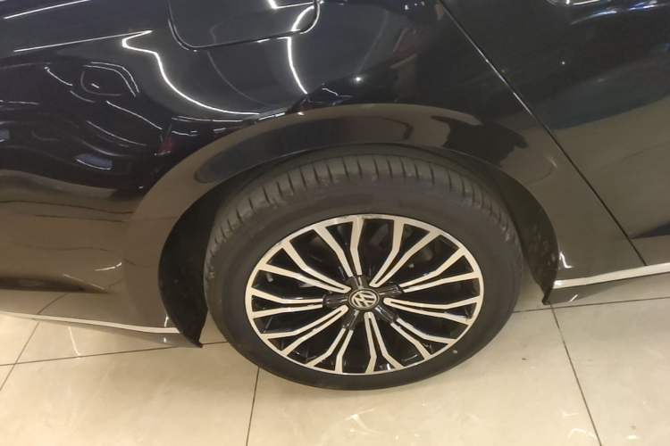 Used Volkswagen Phideon 2019 380TSI Two-Wheel Drive Business Edition China V Standard Right Rear Wheel Hub