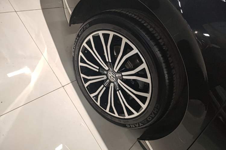 Used Volkswagen Phideon 2019 380TSI Two-Wheel Drive Business Edition China VI Standard Right Rear Wheel Hub