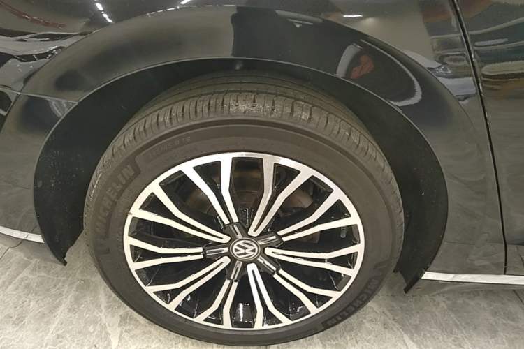 Used Volkswagen Phideon 2019 380TSI Two-Wheel Drive Business Edition China V Standard Right Rear Wheel Hub