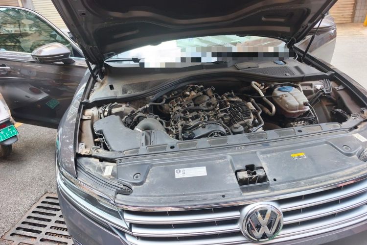 Used Volkswagen Phideon 2019 380TSI Two-Wheel Drive Business Edition China VI Standard Engine Bay Right