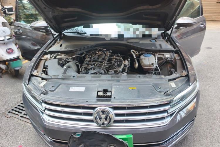 Used Volkswagen Phideon 2019 380TSI Two-Wheel Drive Business Edition China VI Standard Engine Bay