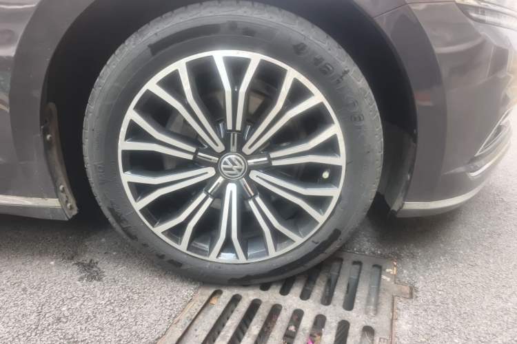 Used Volkswagen Phideon 2019 380TSI Two-Wheel Drive Business Edition China VI Standard Right Front Wheel Hub
