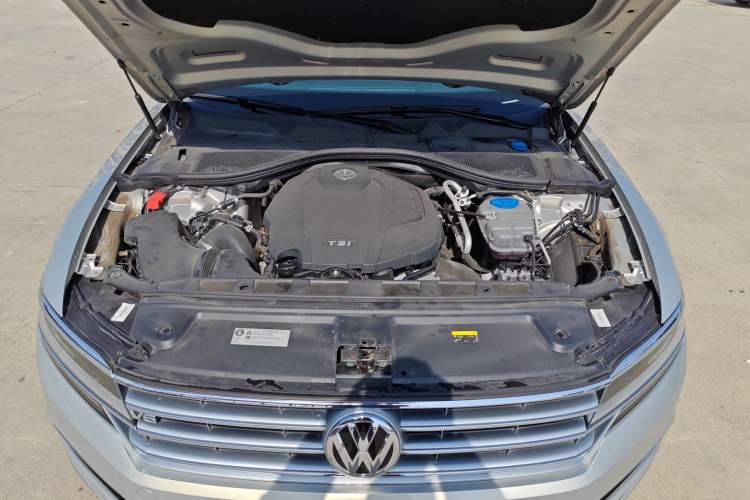 Used Volkswagen Phideon 2019 380TSI Two-Wheel Drive Business Edition China VI Standard Engine Bay
