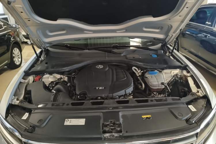 Used Volkswagen Phideon 2019 380TSI Two-Wheel Drive Business Edition China VI Standard Engine Bay