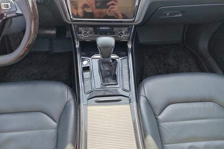 Used Volkswagen Phideon 2019 380TSI Two-Wheel Drive Business Edition China VI Standard Gear Lever