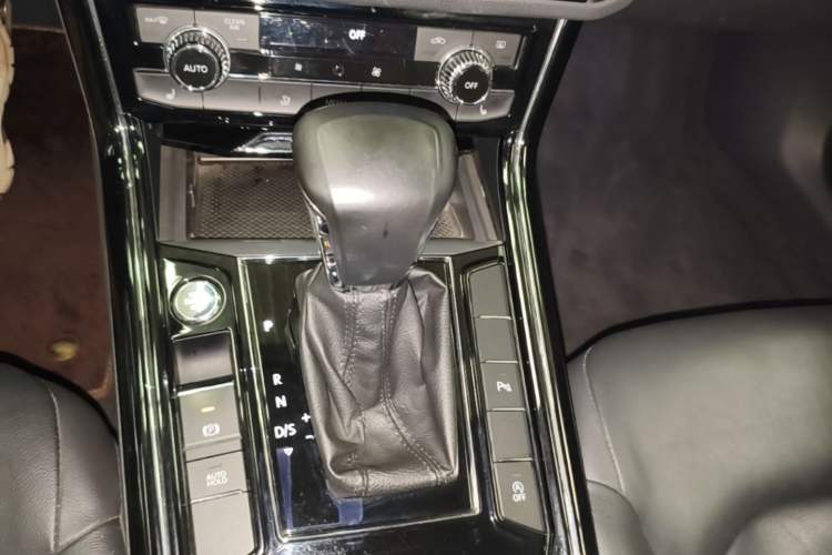 Used Volkswagen Phideon 2019 380TSI Two-Wheel Drive Business Edition China VI Standard Gear Lever