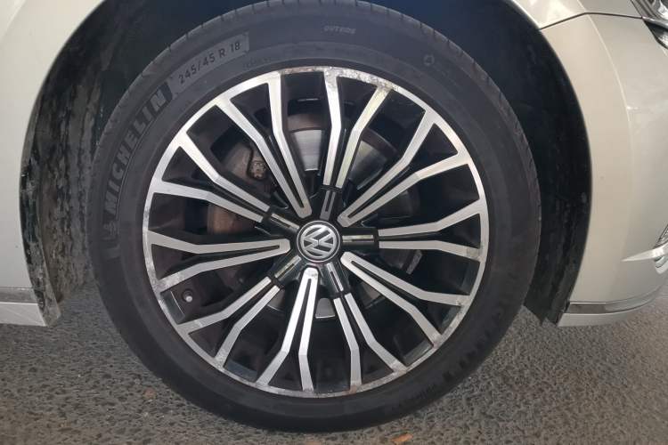 Used Volkswagen Phideon 2019 380TSI Two-Wheel Drive Business Edition China VI Standard Right Front Wheel Hub