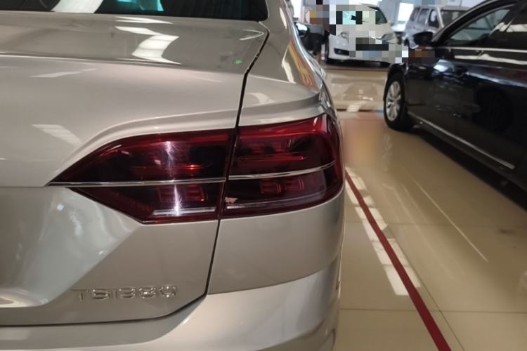 Used Volkswagen Phideon 2019 380TSI Two-Wheel Drive Business Edition China VI Standard Right Rear Taillight