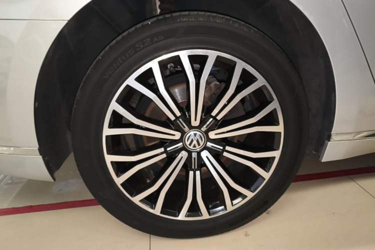 Used Volkswagen Phideon 2019 380TSI Two-Wheel Drive Business Edition China VI Standard Right Rear Wheel Hub