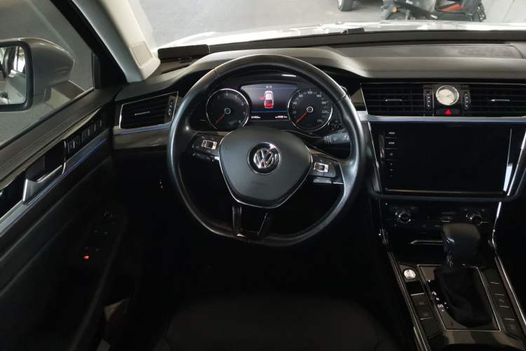 Used Volkswagen Phideon 2019 380TSI Two-Wheel Drive Business Edition China VI Standard Steering Wheel