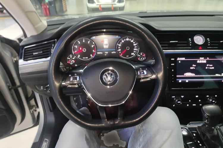 Used Volkswagen Phideon 2019 380TSI Two-Wheel Drive Business Edition China V Standard Steering Wheel