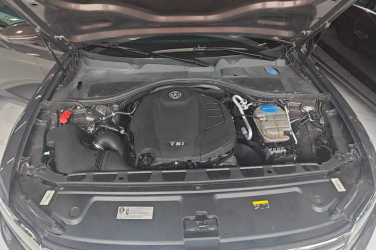 Used Volkswagen Phideon 2019 380TSI Two-Wheel Drive Business Edition China VI Standard Engine Bay