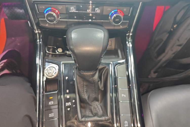 Used Volkswagen Phideon 2019 380TSI Two-Wheel Drive Business Edition China VI Standard Gear Lever
