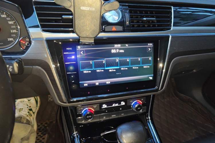 Used Volkswagen Phideon 2019 380TSI Two-Wheel Drive Business Edition China VI Standard Audio And AC Panel