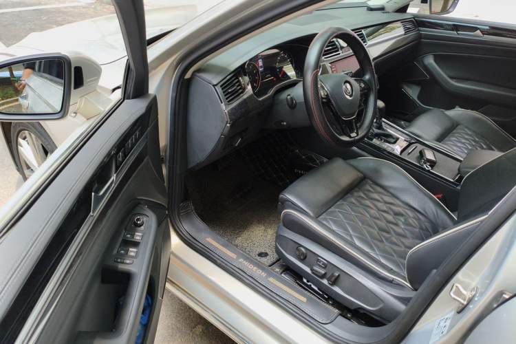 Used Volkswagen Phideon 2019 380TSI Two-Wheel Drive Luxury Flagship Version China VI Standard Driver Seat