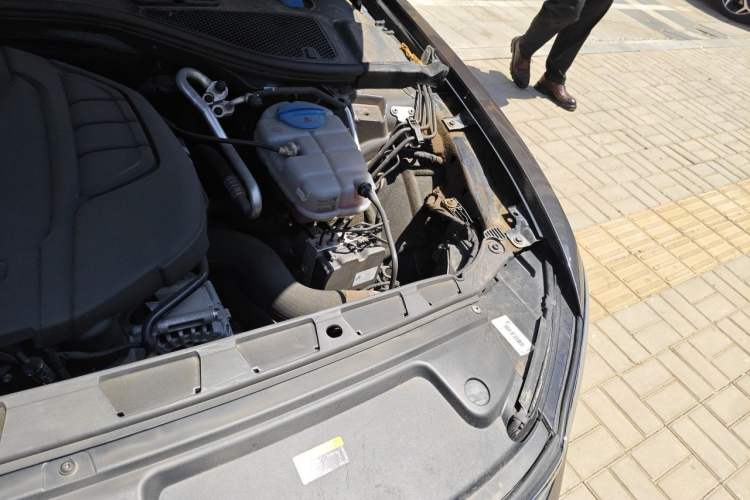 Used Volkswagen Phideon 2019 380TSI Two-Wheel Drive Business Edition China VI Standard Engine Bay Left