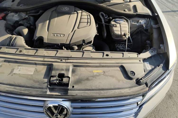 Used Volkswagen Phideon 2019 380TSI Two-Wheel Drive Flagship Version China VI Standard Engine Bay Left