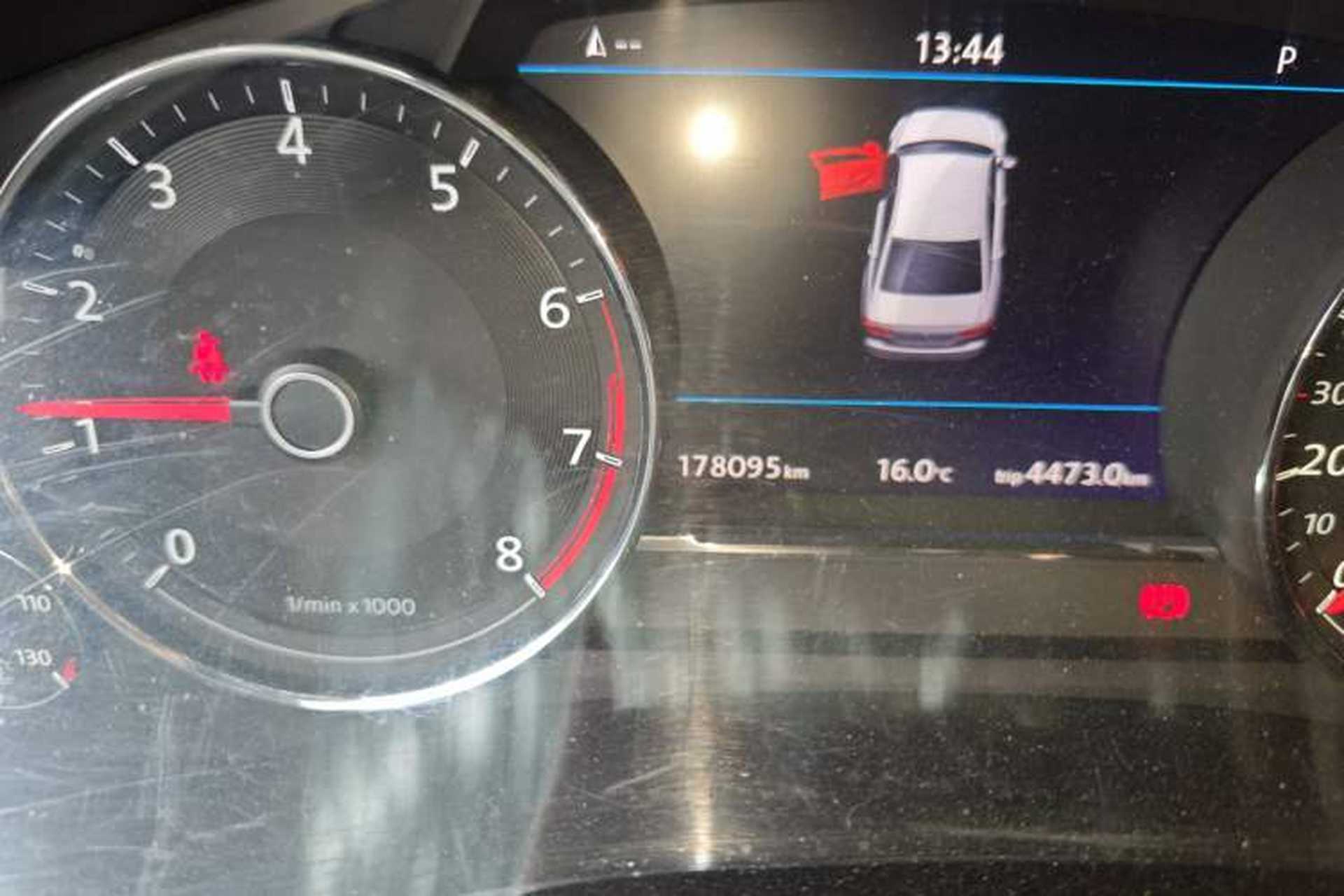 Used Volkswagen Phideon 2019 380TSI Two-Wheel Drive Business Edition China VI Standard Odometer Close Up