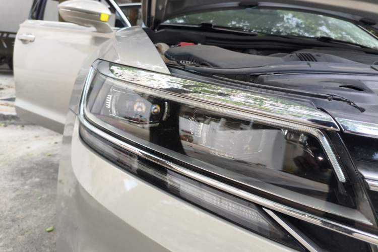 Used Volkswagen Phideon 2019 380TSI Two-Wheel Drive Luxury Flagship Version China VI Standard Right Front Headlight