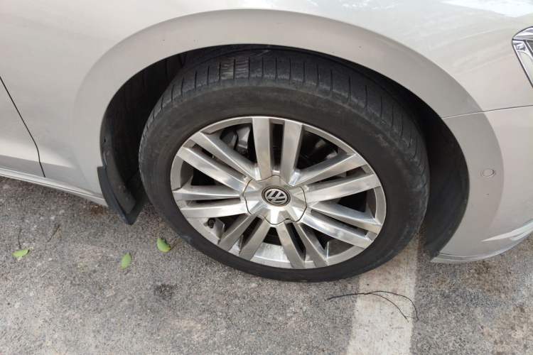Used Volkswagen Phideon 2019 380TSI Two-Wheel Drive Luxury Flagship Version China VI Standard Right Front Wheel Hub