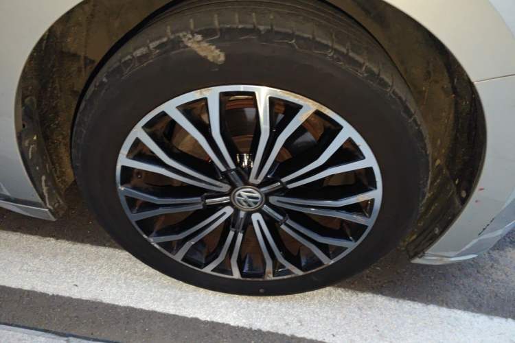Used Volkswagen Phideon 2019 380TSI Two-Wheel Drive Business Edition China VI Standard Right Front Wheel Hub