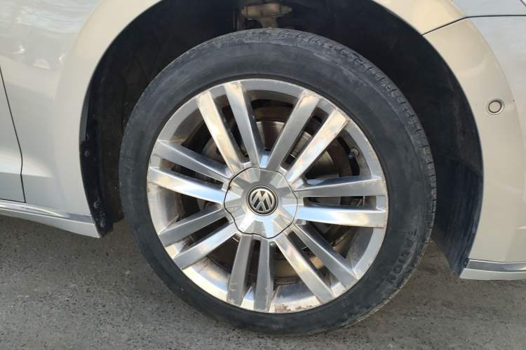 Used Volkswagen Phideon 2019 380TSI Two-Wheel Drive Flagship Version China VI Standard Right Front Wheel Hub