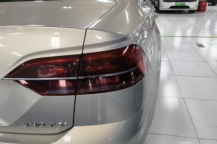 Used Volkswagen Phideon 2019 380TSI Two-Wheel Drive Business Edition China VI Standard Right Rear Taillight
